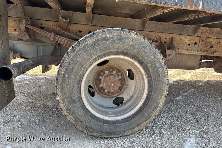 image for item OE9515 2005 Ford F350 Super Duty flatbed pickup truck