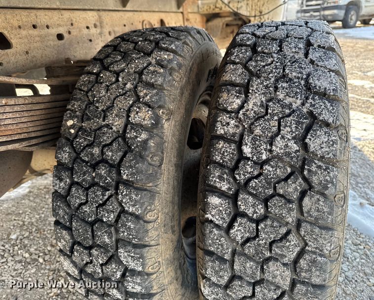 image for item OE9515 2005 Ford F350 Super Duty flatbed pickup truck