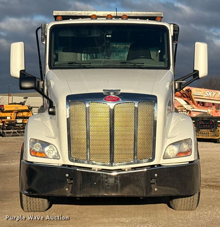 image for item DQ4221 2022 Peterbilt 579 dump truck