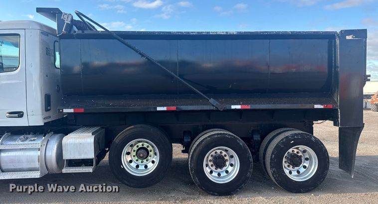 image for item DQ4221 2022 Peterbilt 579 dump truck