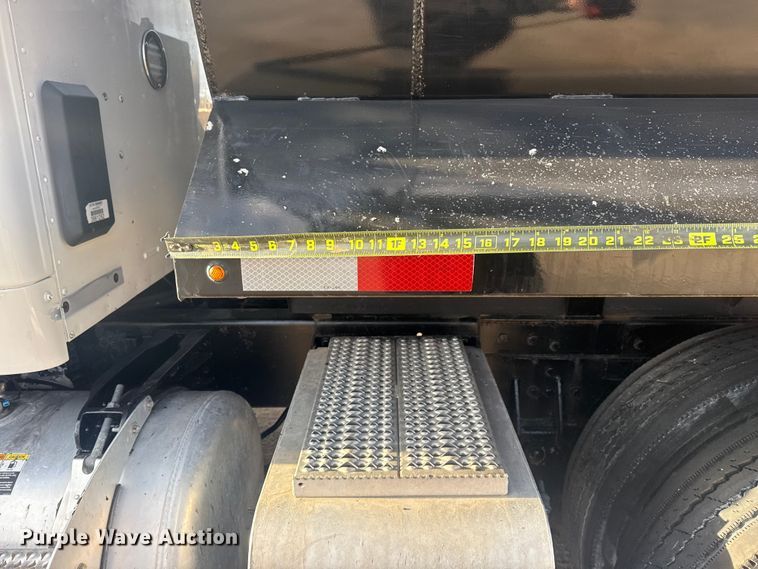 image for item DQ4221 2022 Peterbilt 579 dump truck