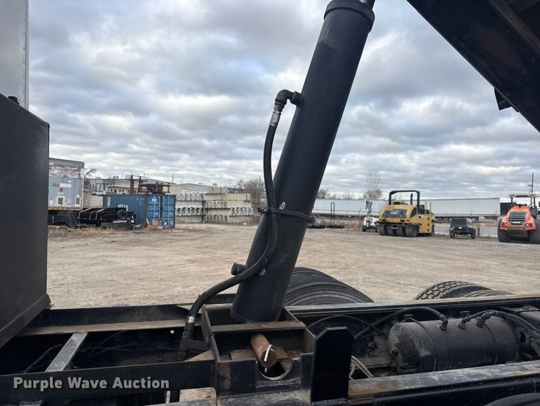 image for item DQ4221 2022 Peterbilt 579 dump truck