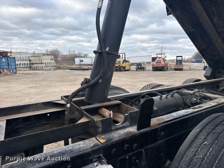 image for item DQ4221 2022 Peterbilt 579 dump truck