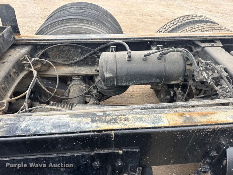 image for item DQ4221 2022 Peterbilt 579 dump truck