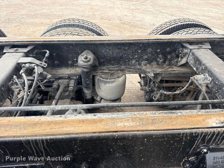 image for item DQ4221 2022 Peterbilt 579 dump truck