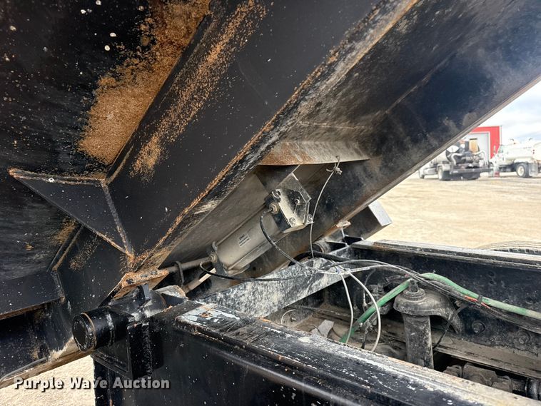 image for item DQ4221 2022 Peterbilt 579 dump truck