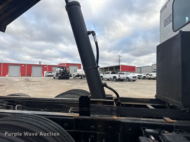 image for item DQ4221 2022 Peterbilt 579 dump truck