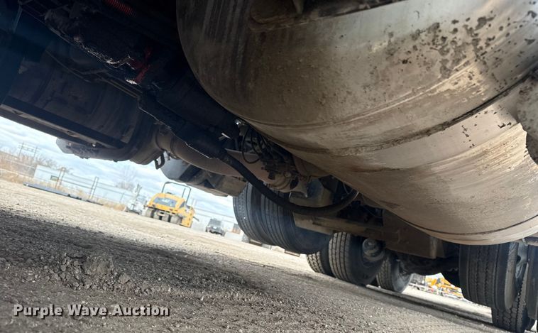 image for item DQ4221 2022 Peterbilt 579 dump truck