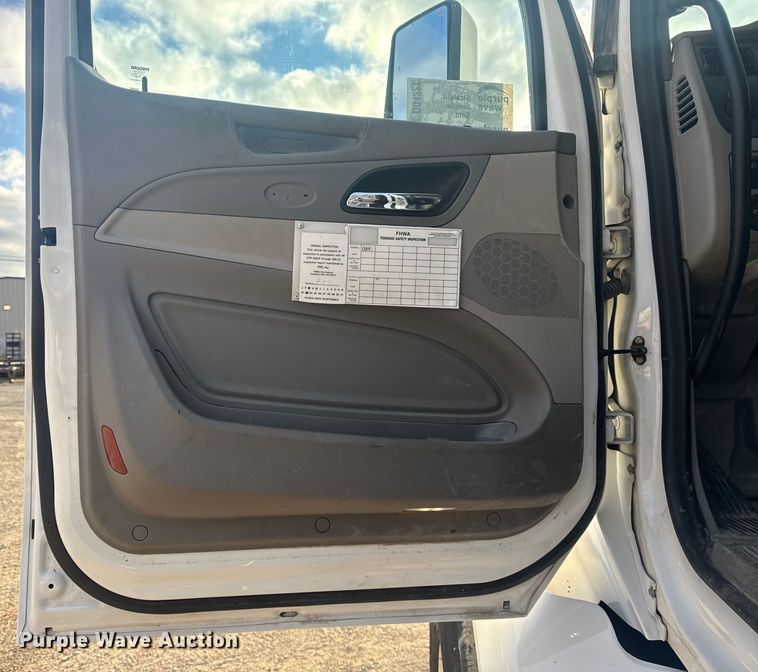 image for item DQ4221 2022 Peterbilt 579 dump truck