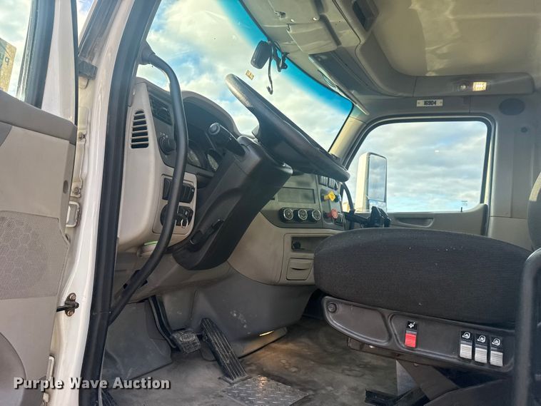 image for item DQ4221 2022 Peterbilt 579 dump truck