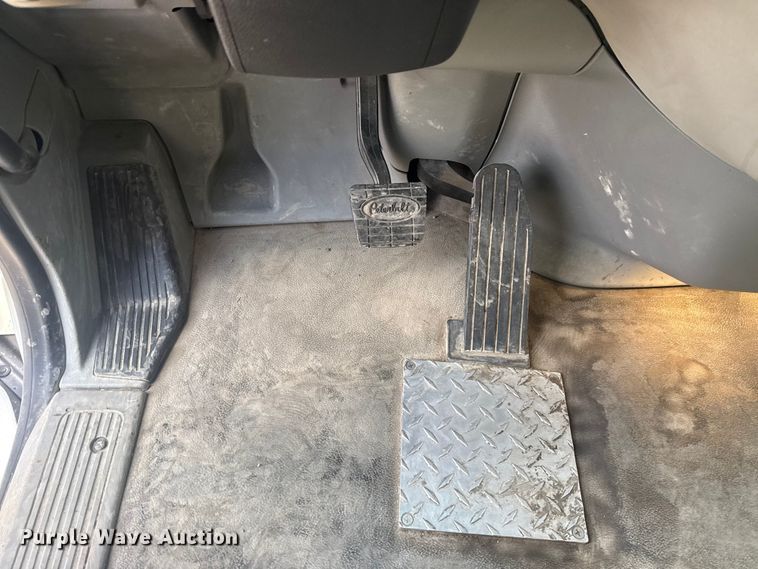 image for item DQ4221 2022 Peterbilt 579 dump truck