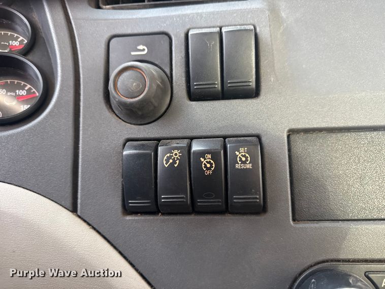 image for item DQ4221 2022 Peterbilt 579 dump truck