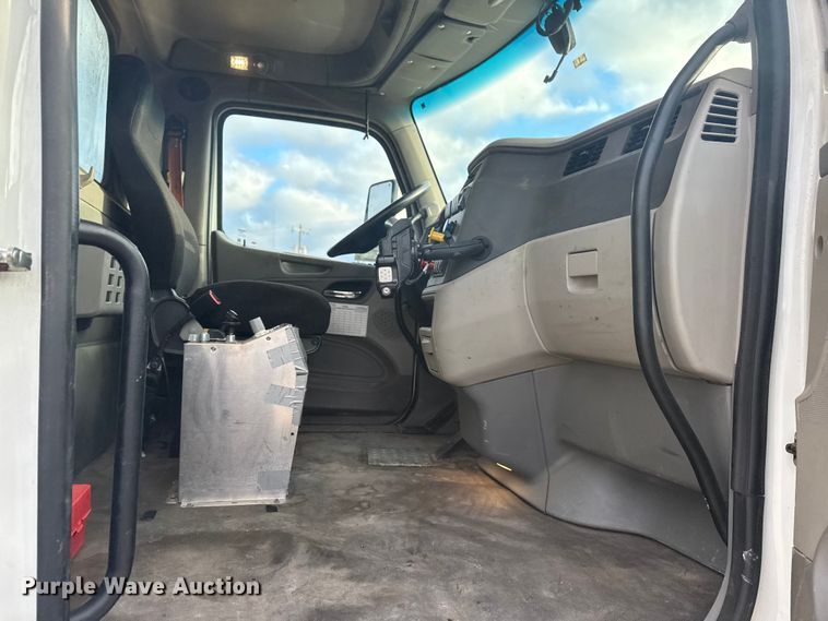 image for item DQ4221 2022 Peterbilt 579 dump truck