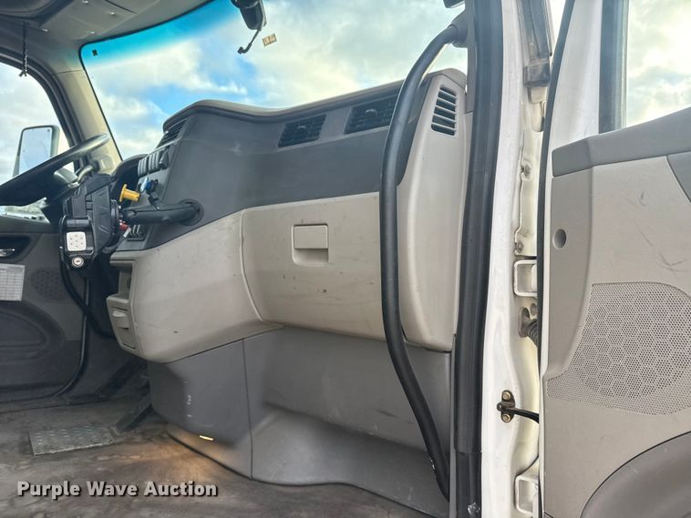 image for item DQ4221 2022 Peterbilt 579 dump truck