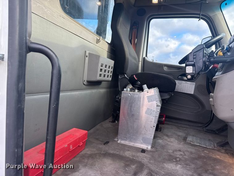 image for item DQ4221 2022 Peterbilt 579 dump truck