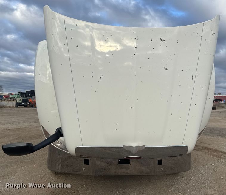 image for item DQ4221 2022 Peterbilt 579 dump truck