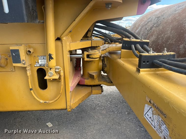 image for item DQ4227 2007 Caterpillar CS563 single drum vibratory roller