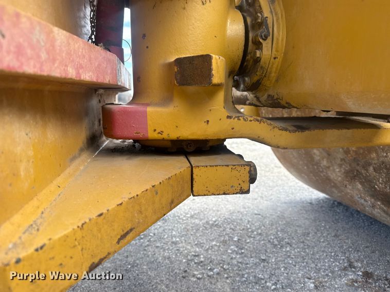 image for item DQ4227 2007 Caterpillar CS563 single drum vibratory roller