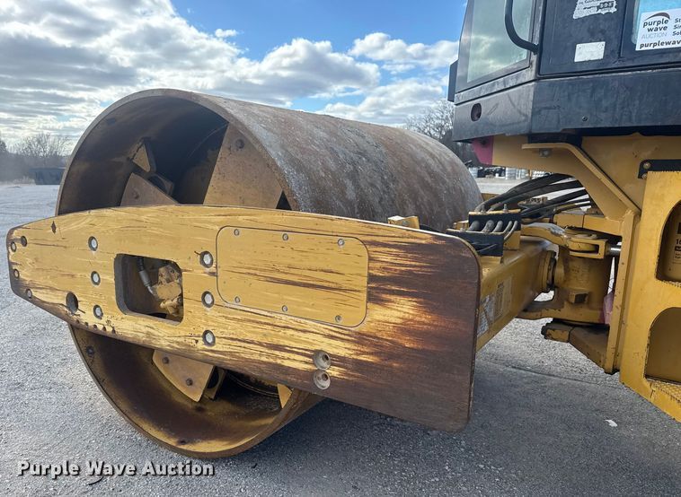 image for item DQ4227 2007 Caterpillar CS563 single drum vibratory roller