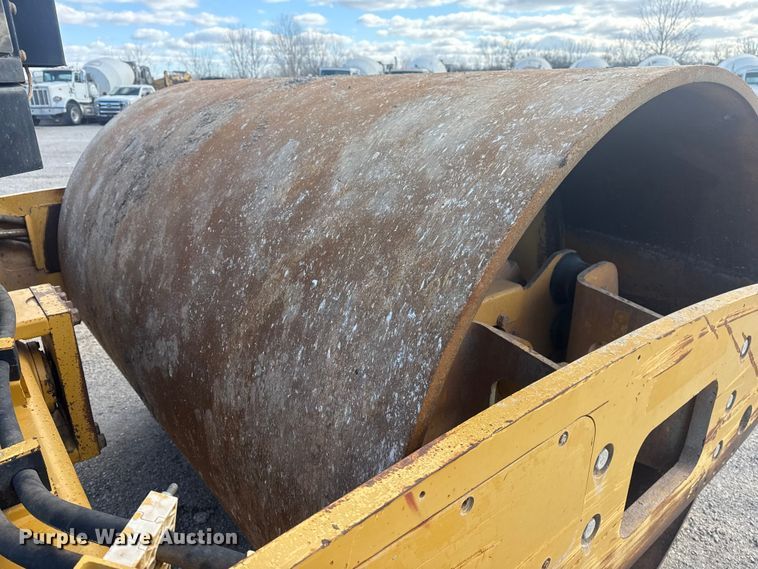image for item DQ4227 2007 Caterpillar CS563 single drum vibratory roller