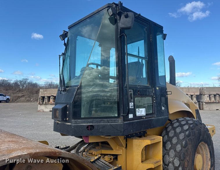 image for item DQ4227 2007 Caterpillar CS563 single drum vibratory roller