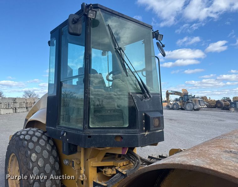 image for item DQ4227 2007 Caterpillar CS563 single drum vibratory roller