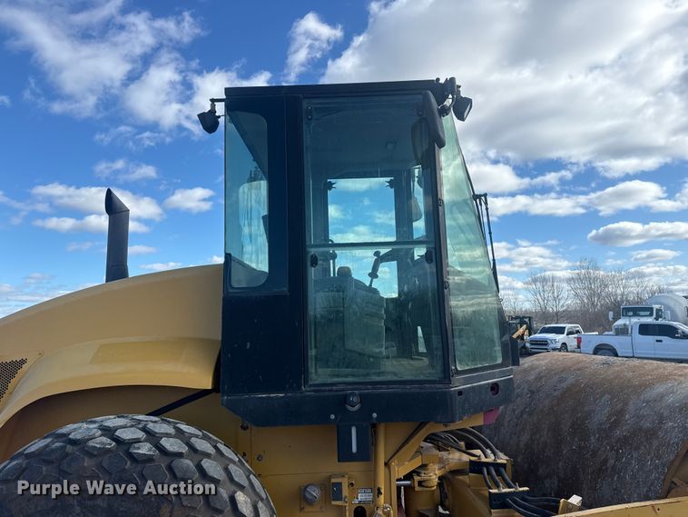 image for item DQ4227 2007 Caterpillar CS563 single drum vibratory roller