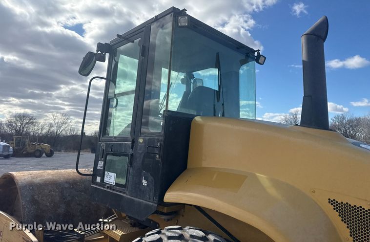 image for item DQ4227 2007 Caterpillar CS563 single drum vibratory roller