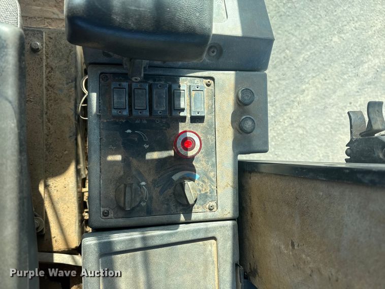 image for item DQ4227 2007 Caterpillar CS563 single drum vibratory roller