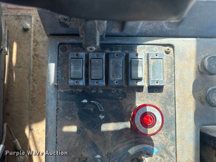 image for item DQ4227 2007 Caterpillar CS563 single drum vibratory roller