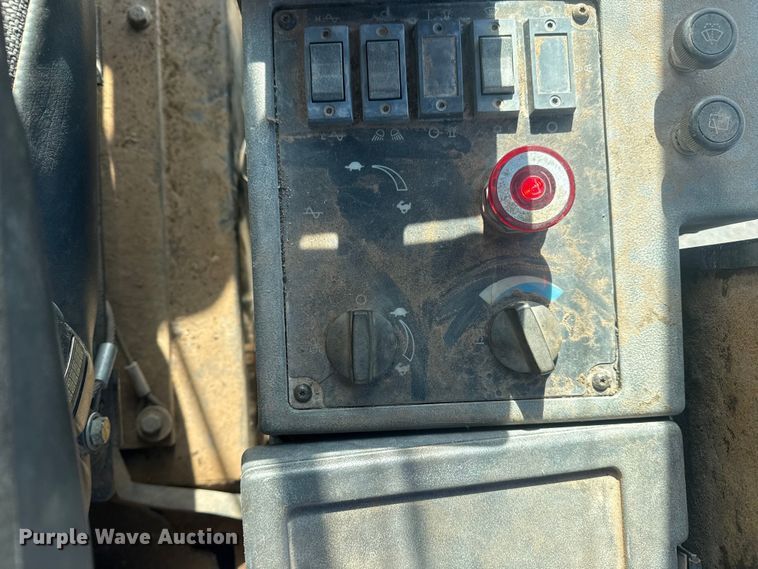 image for item DQ4227 2007 Caterpillar CS563 single drum vibratory roller