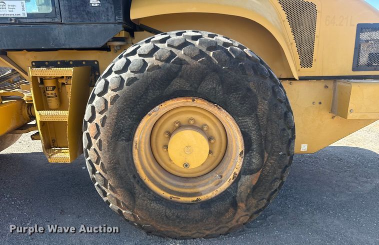 image for item DQ4227 2007 Caterpillar CS563 single drum vibratory roller