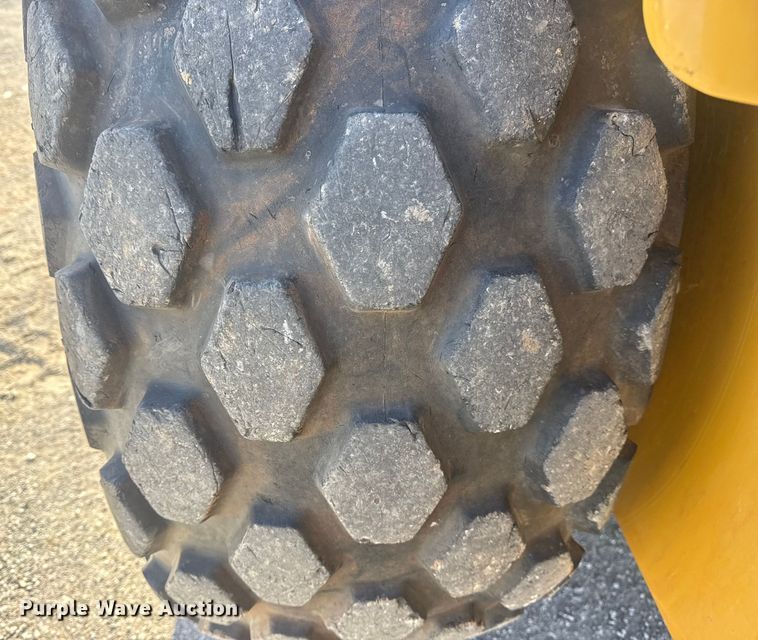 image for item DQ4227 2007 Caterpillar CS563 single drum vibratory roller