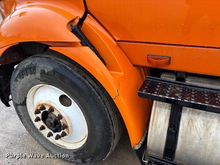 image for item DR2841 2006 International 8600 semi truck