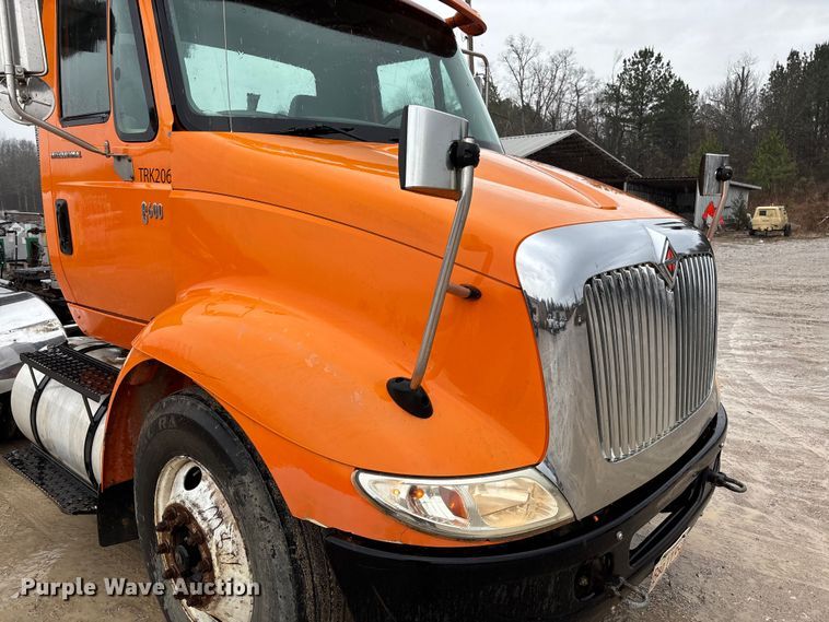 image for item DR2841 2006 International 8600 semi truck