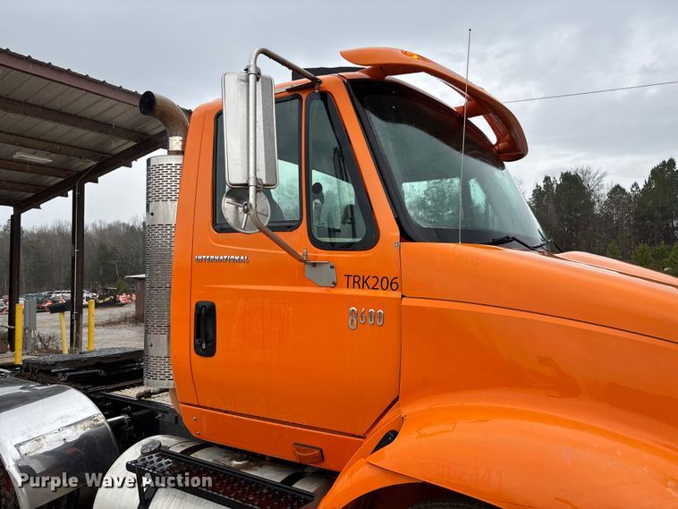image for item DR2841 2006 International 8600 semi truck