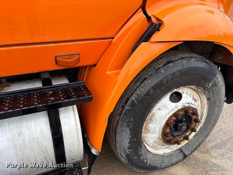 image for item DR2841 2006 International 8600 semi truck