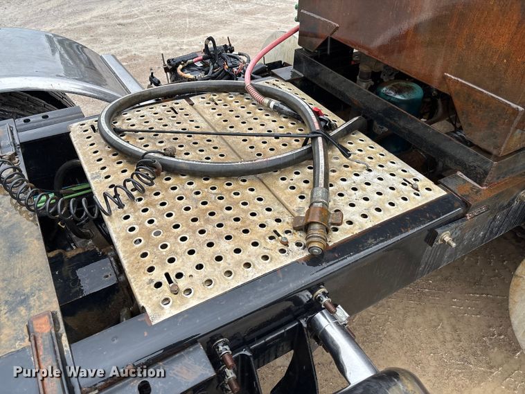 image for item DR2841 2006 International 8600 semi truck