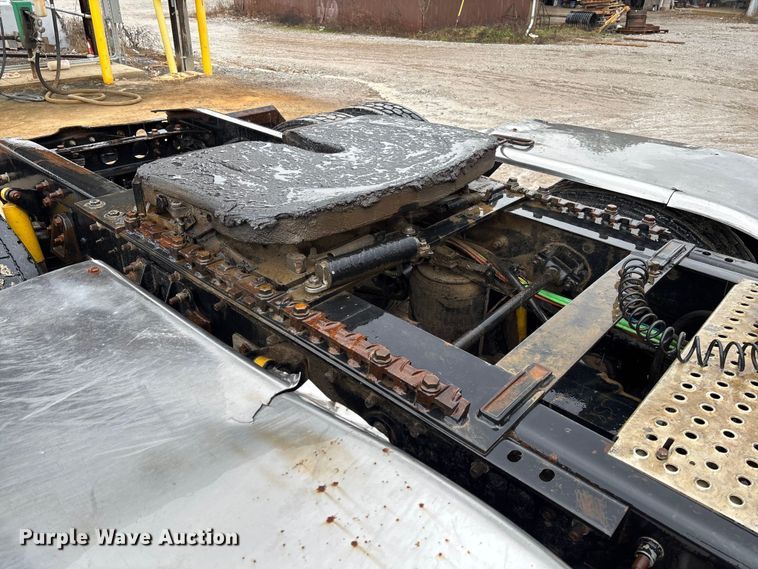 image for item DR2841 2006 International 8600 semi truck