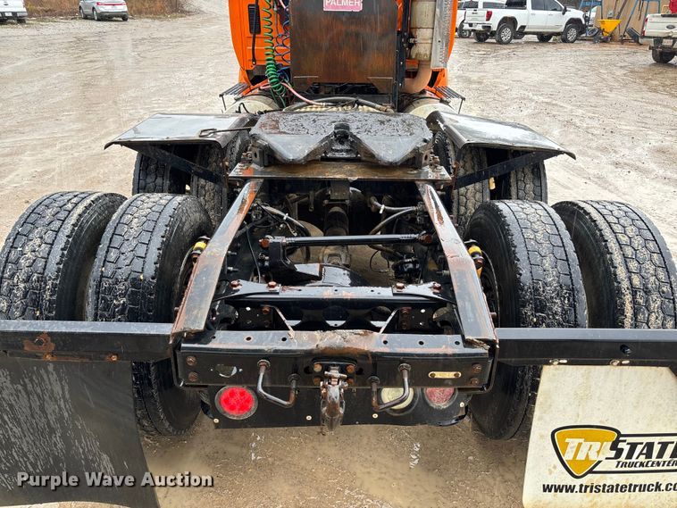 image for item DR2841 2006 International 8600 semi truck