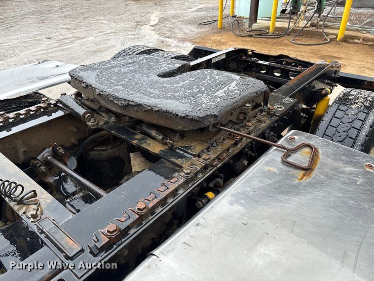 image for item DR2841 2006 International 8600 semi truck