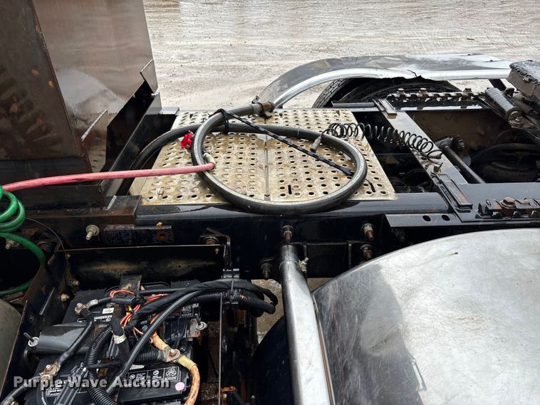 image for item DR2841 2006 International 8600 semi truck