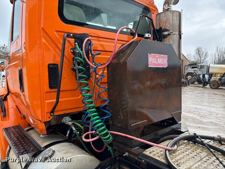 image for item DR2841 2006 International 8600 semi truck