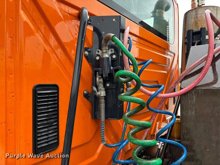 image for item DR2841 2006 International 8600 semi truck