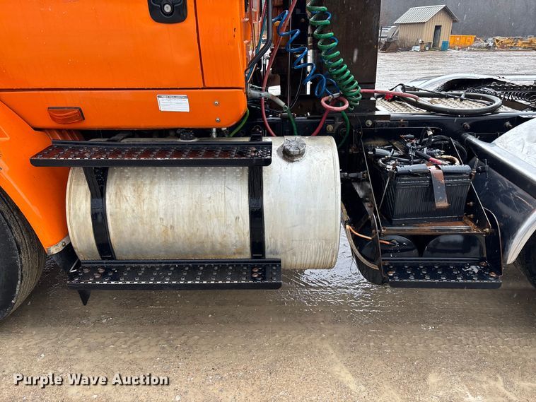 image for item DR2841 2006 International 8600 semi truck