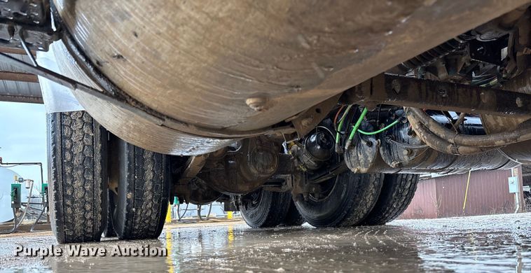 image for item DR2841 2006 International 8600 semi truck