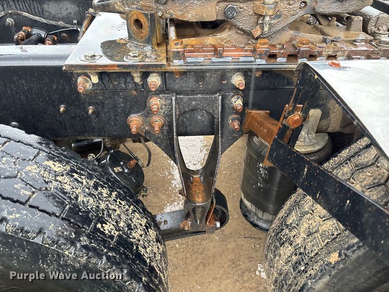 image for item DR2841 2006 International 8600 semi truck