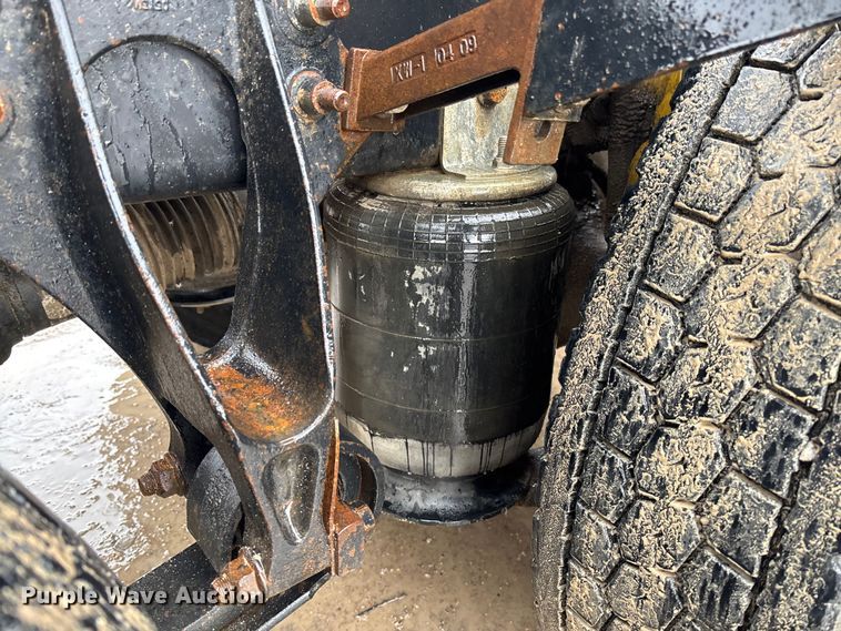 image for item DR2841 2006 International 8600 semi truck