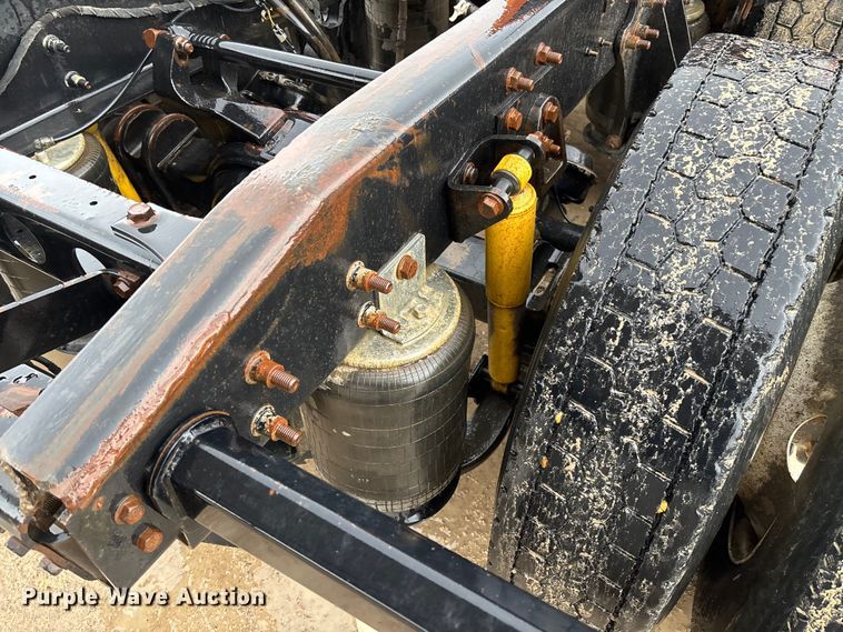 image for item DR2841 2006 International 8600 semi truck