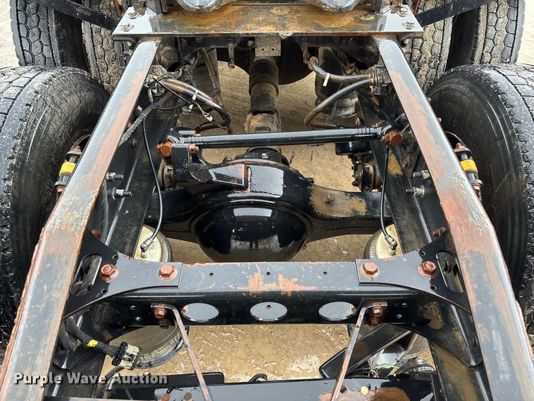 image for item DR2841 2006 International 8600 semi truck